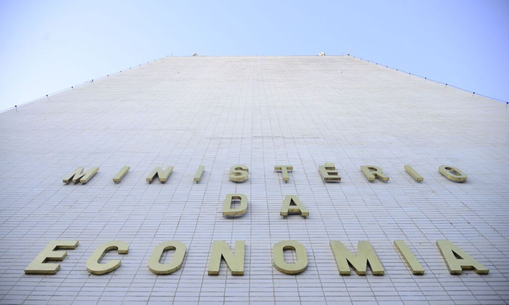 Saúde pública continua gratuita para população, diz Economia