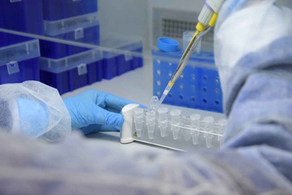 Brasil tem 24.818 novos casos de Covid-19 em 24 horas
