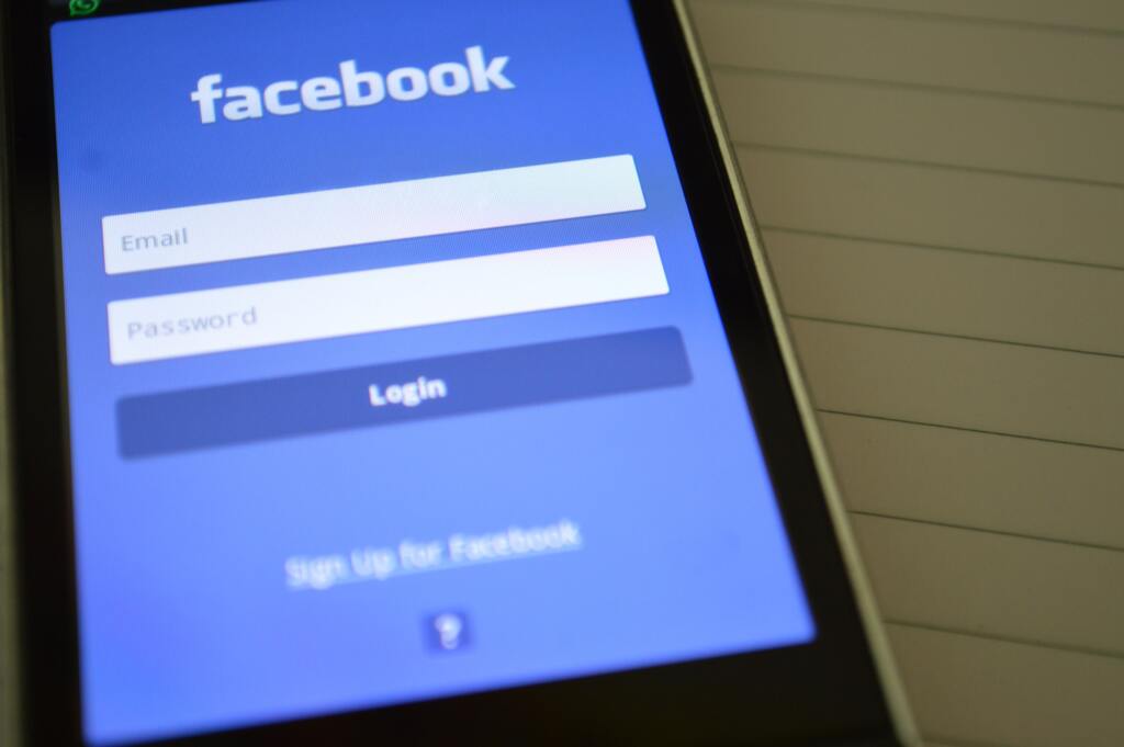 Facebook vai banir posts que neguem Holocausto