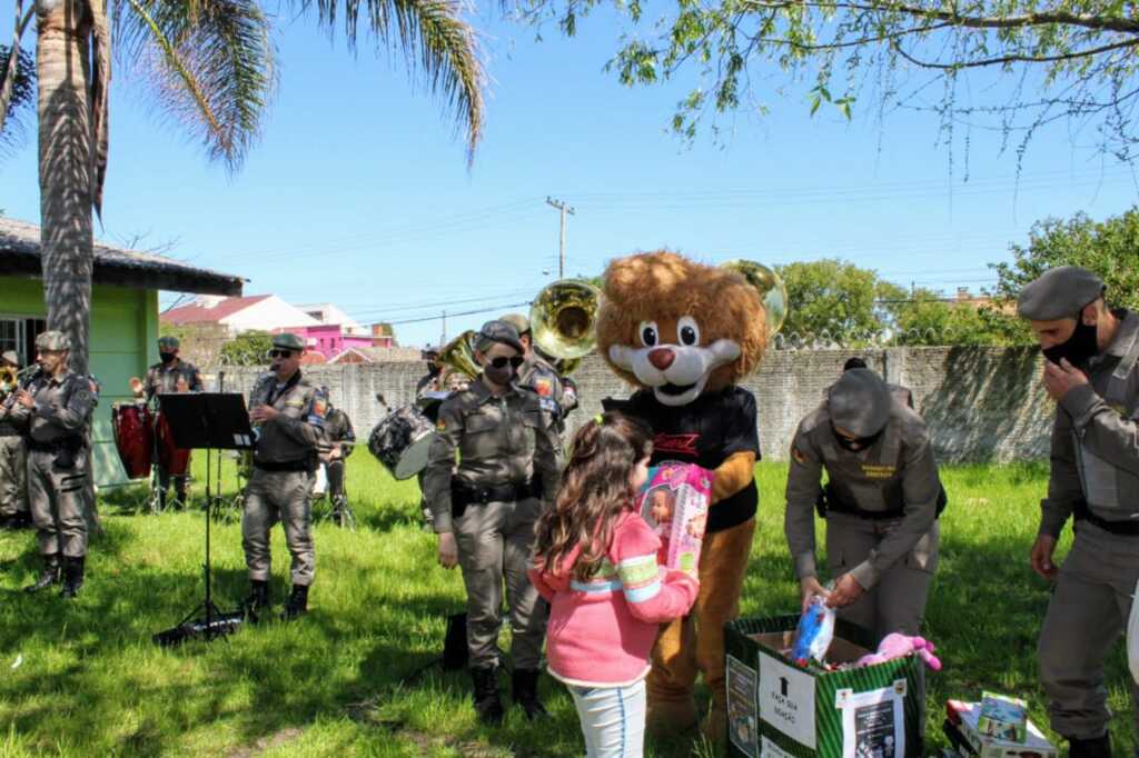 Proerd do 4° BPM faz entregas da Campanha Criança Feliz em Pelotas