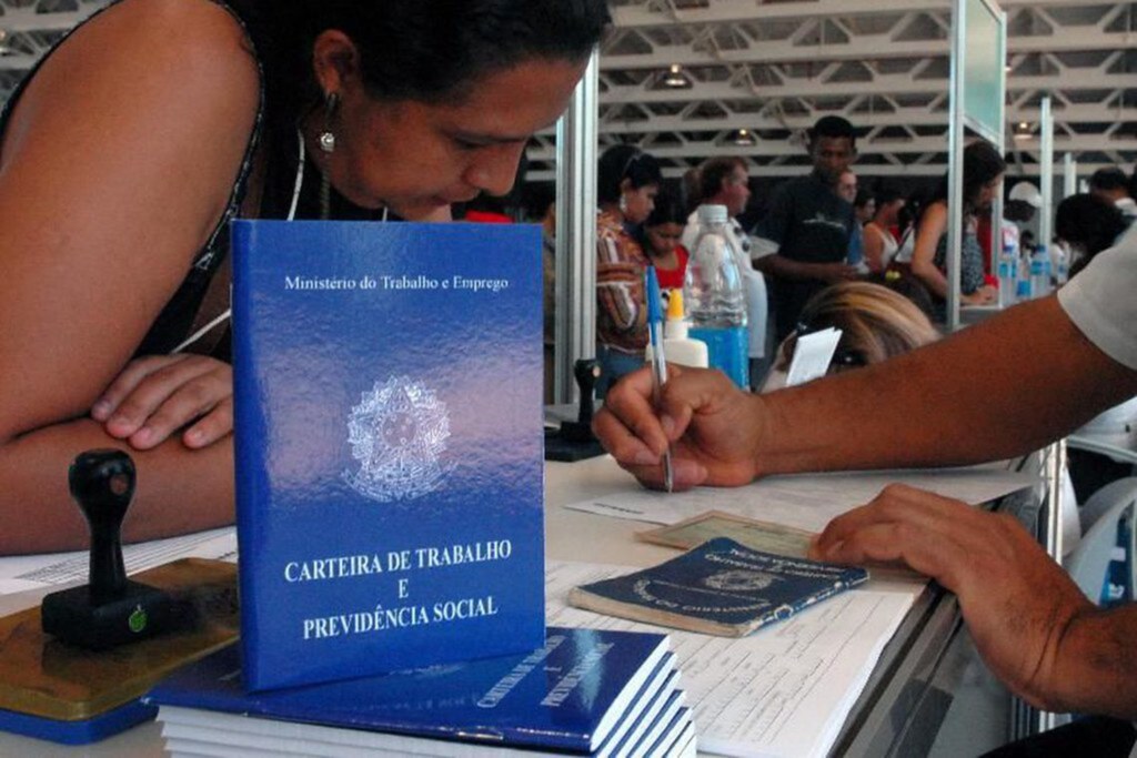 Empregados com carteira chegam ao menor nível desde 2012