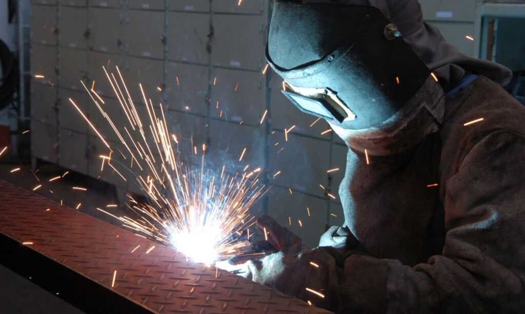 Confiança do empresário industrial cresce em todos os setores