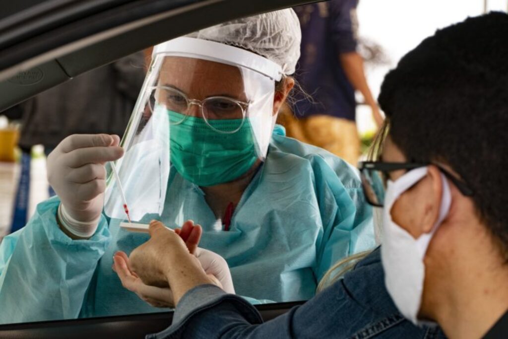 Casos semanais de Covid-19 voltam a subir no Brasil
