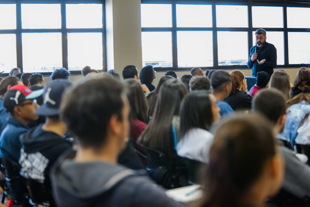 Universidade pública deve cobrar?