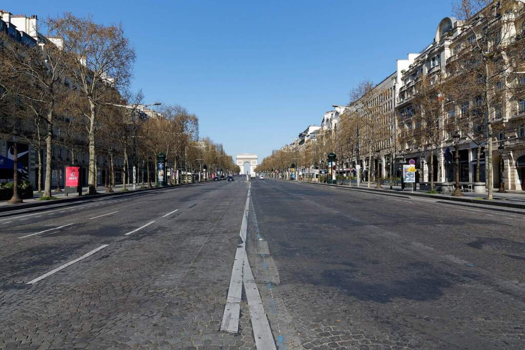 Paris obriga uso de máscaras ao ar livre