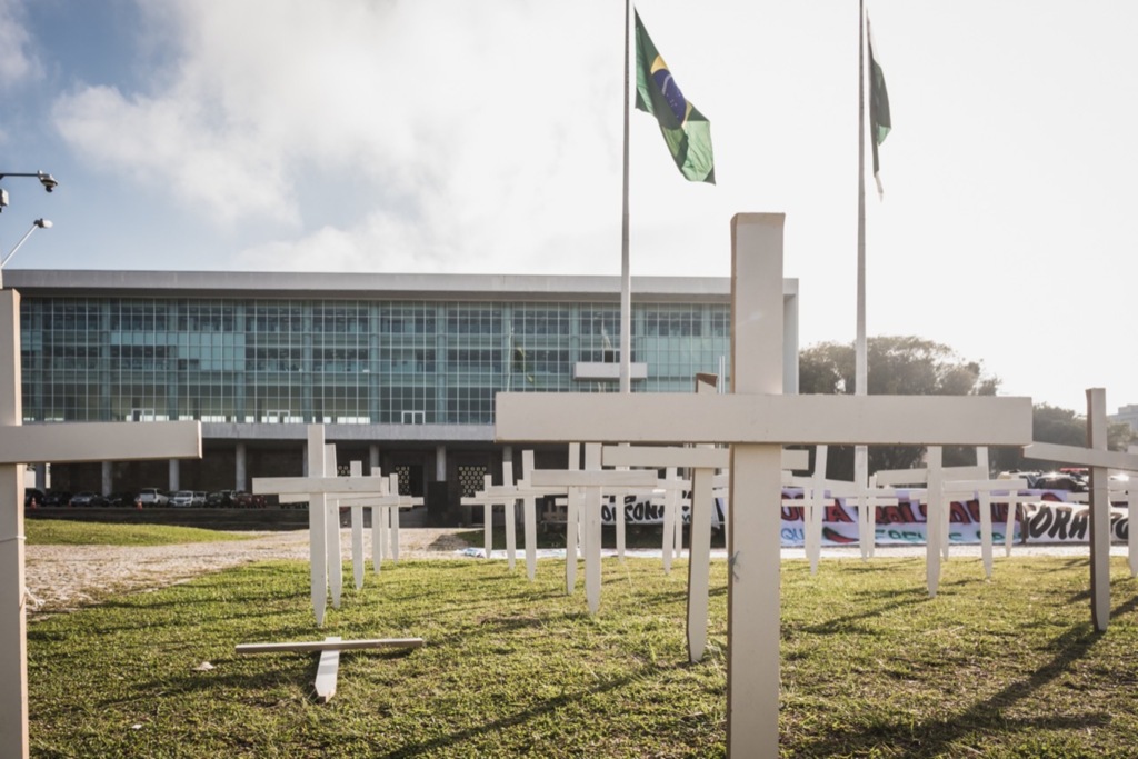 Brasil tem 99,5 mil mortes por Covid-19