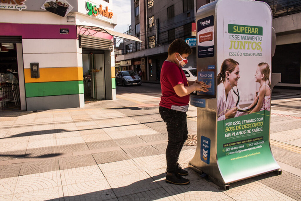 Calçadão ganha novo dispensador de álcool gel