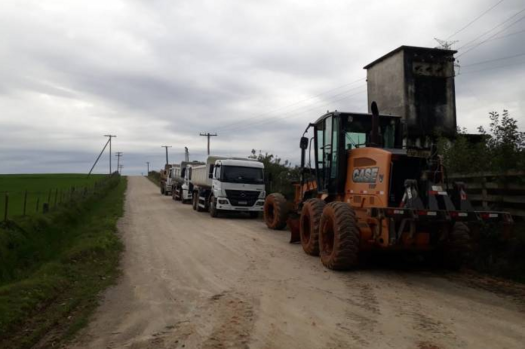 Prefeitura corrige estrada na zona rural