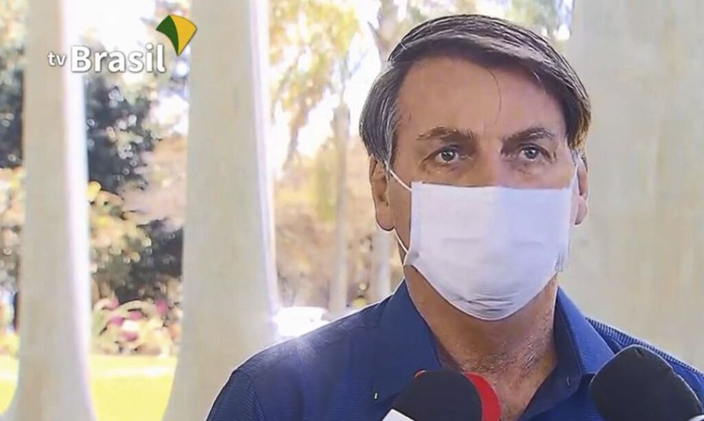 Bolsonaro diz que novo teste para Covid-19 deu negativo
