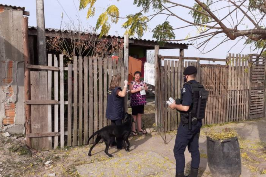 Moradores recebem máscaras e orientação em loteamentos