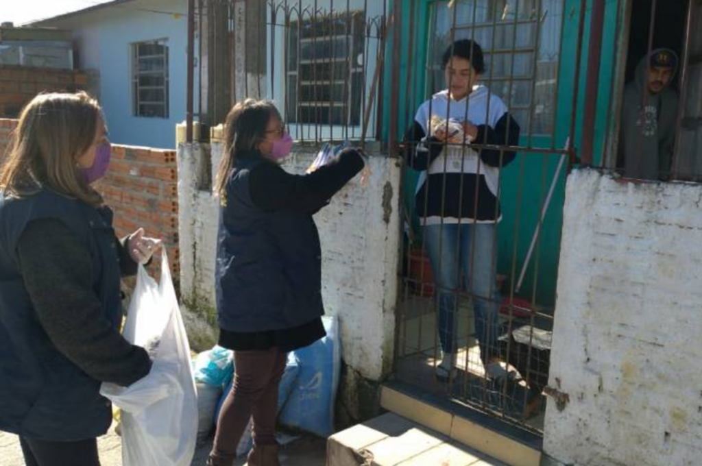 Moradores do Anglo recebem máscaras e orientações