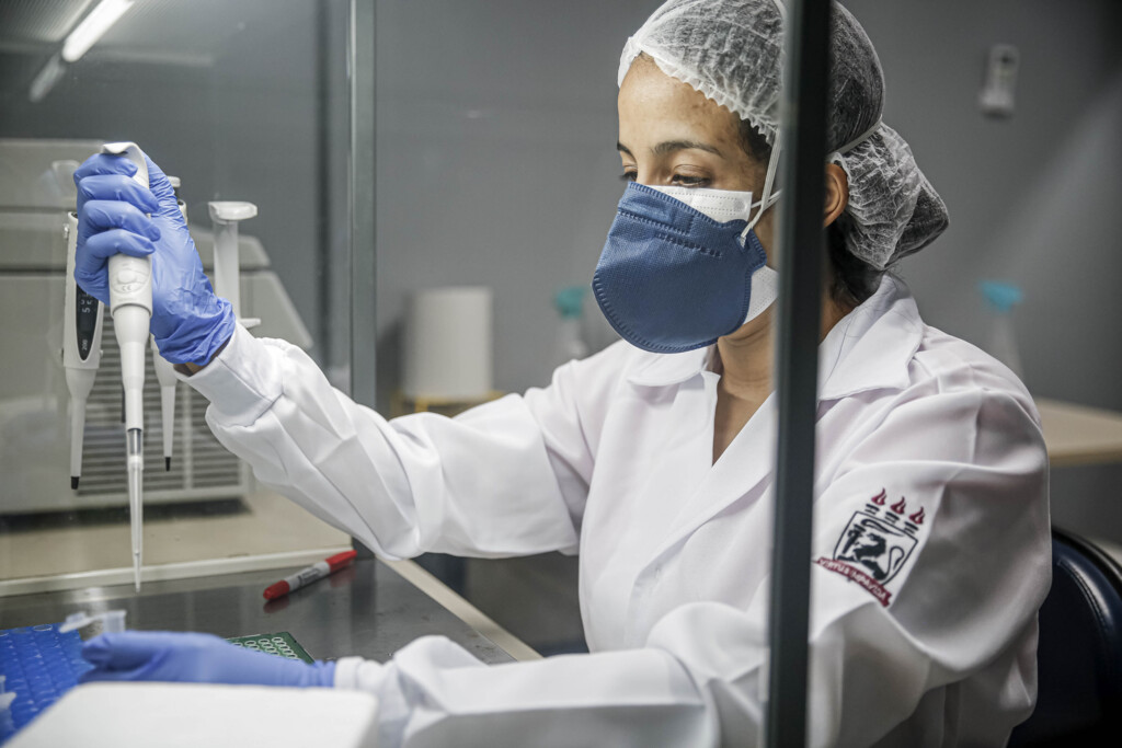 Brasil chega a 72,8 mil óbitos por Covid-19