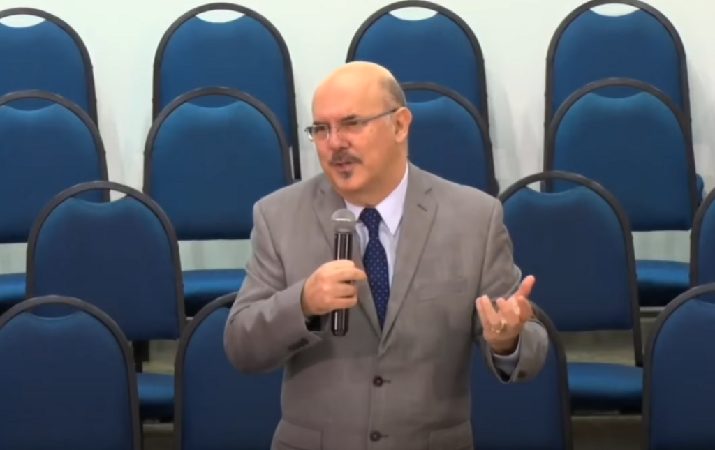 Bolsonaro anuncia pastor para comandar o MEC