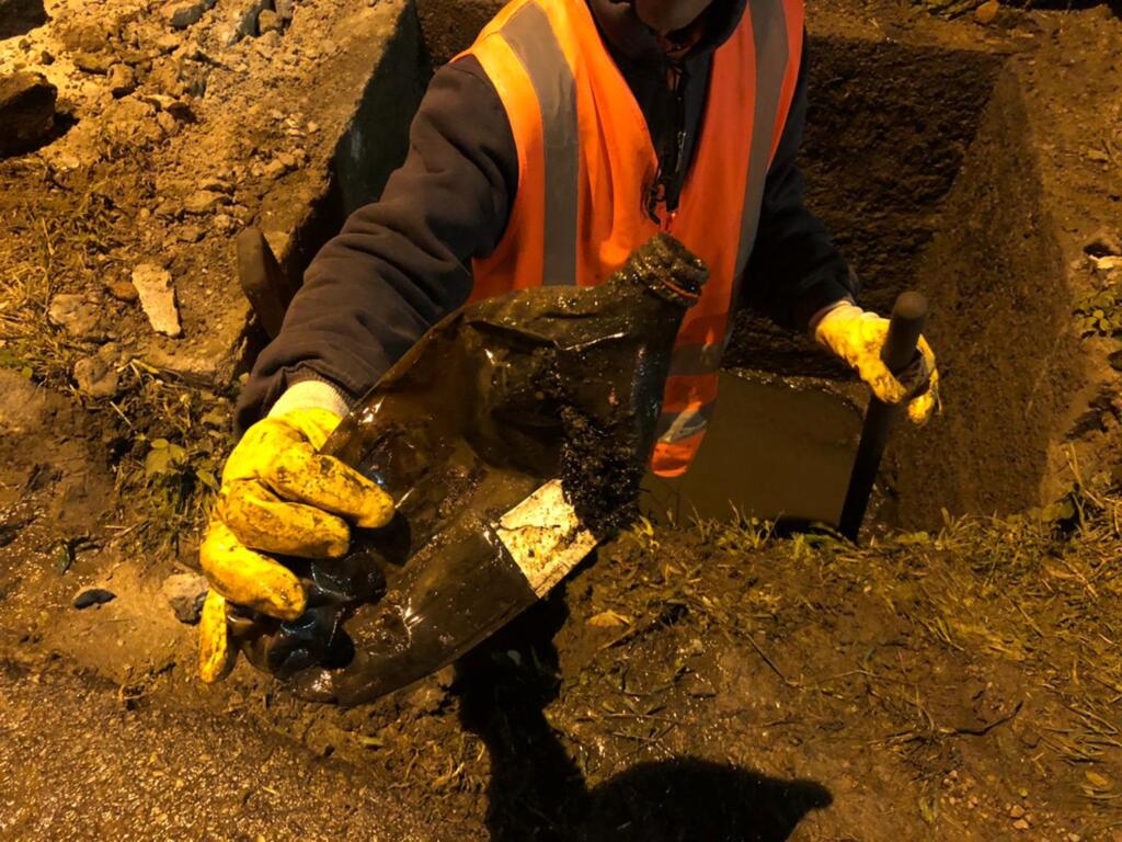 Limpeza de bocas de lobo chega aos bairros