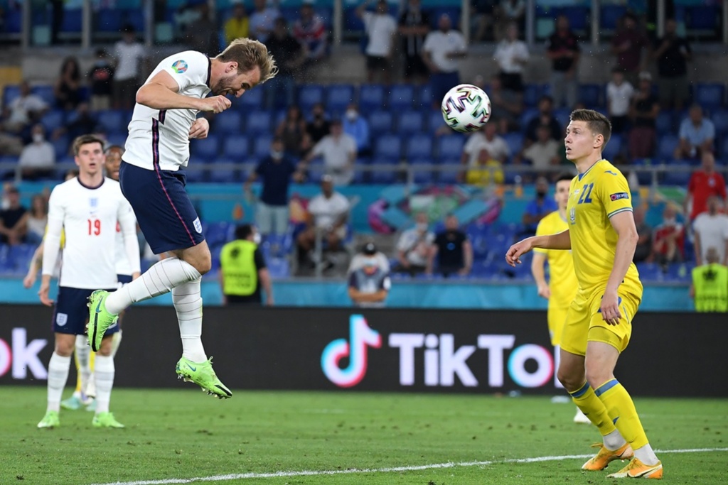 Artilheiro Harry Kane foi decisivo, marcando dois gols, o último deles de cabeça (Foto: Divulgação - Twitter FA)