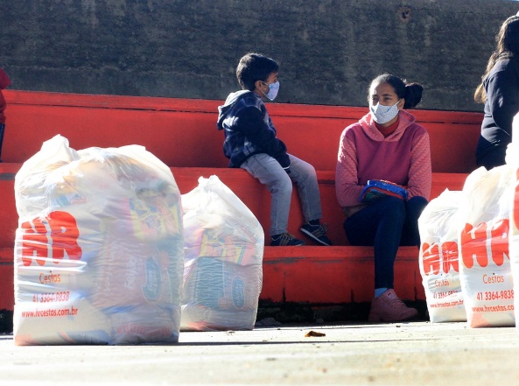 Projeto levará alimentos para quem mais precisa durante seis meses. Serão distribuídas 210 cestas por mês