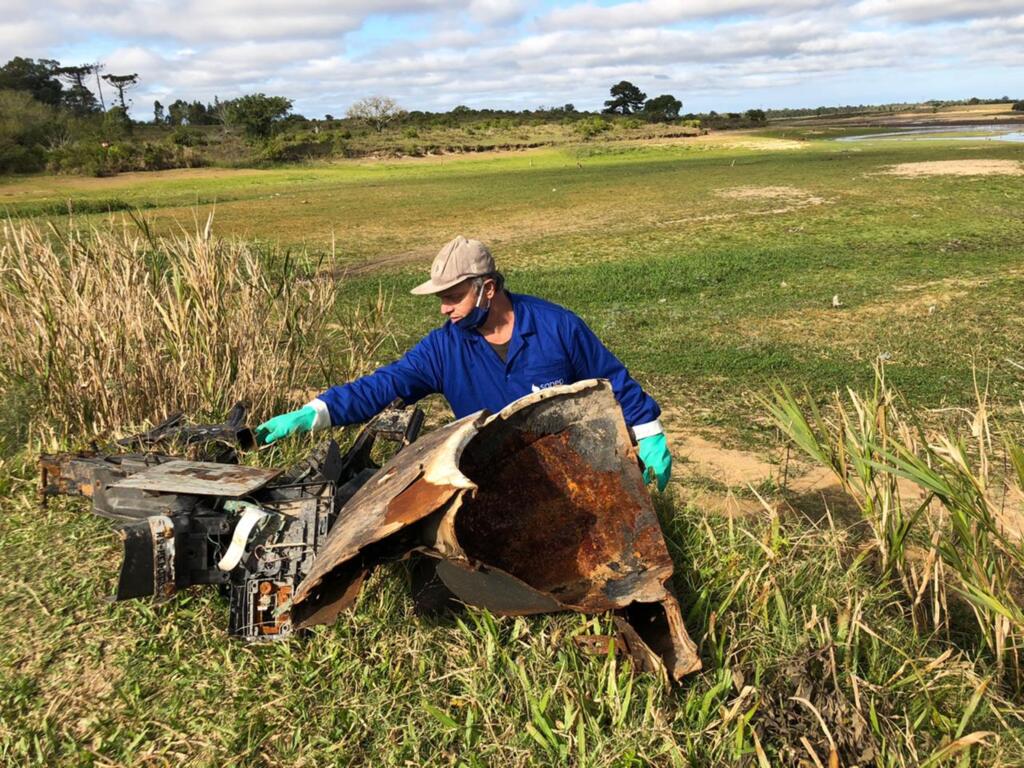 Sanep faz limpeza na Barragem Santa Bárbara