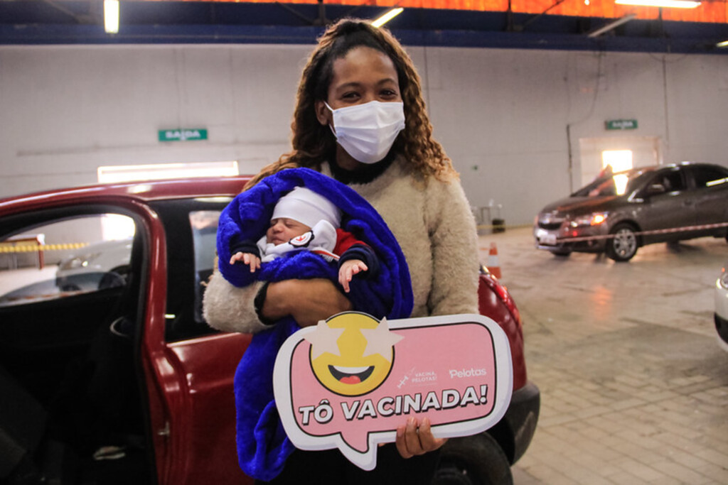 A terça-feira pela manhã foi dia de vacinação para gestantes e puérperas sem comorbidades (Foto: Rodrigo Chagas - Ascom)