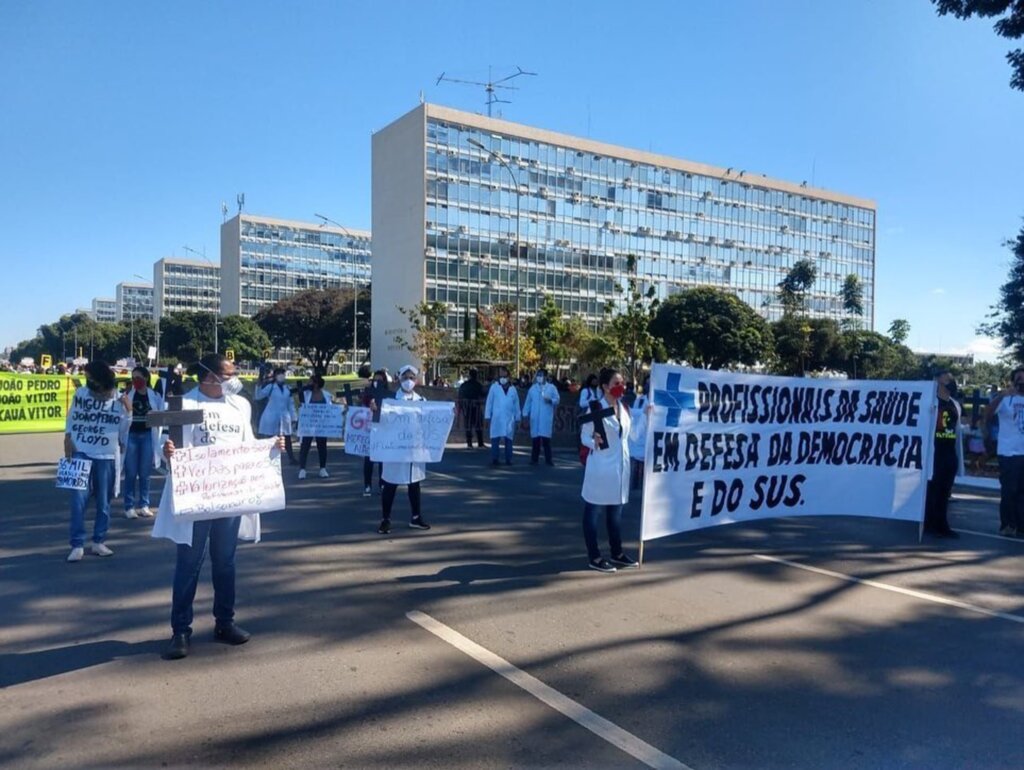 Manifestações pró e contra governo são registradas neste domingo
