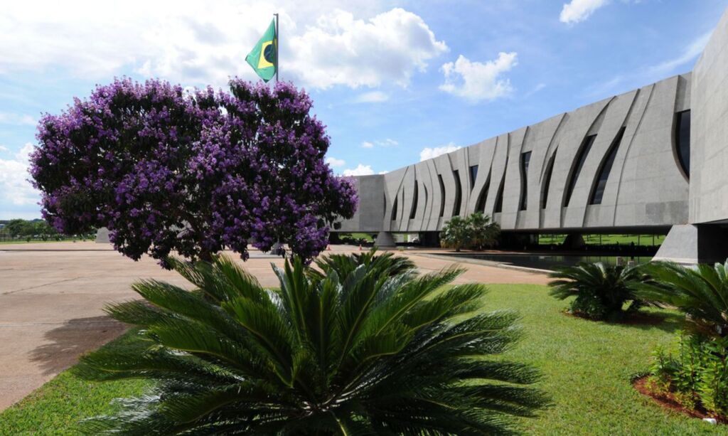 Transexual obtém no STJ direito a se aposentar na FAB