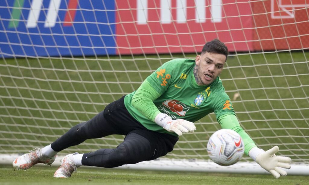 Mantendo o sistema de rodízio, Ederson deve ser o goleiro titular, com Alisson no banco (Foto: Lucas Figueiredo - CBF)