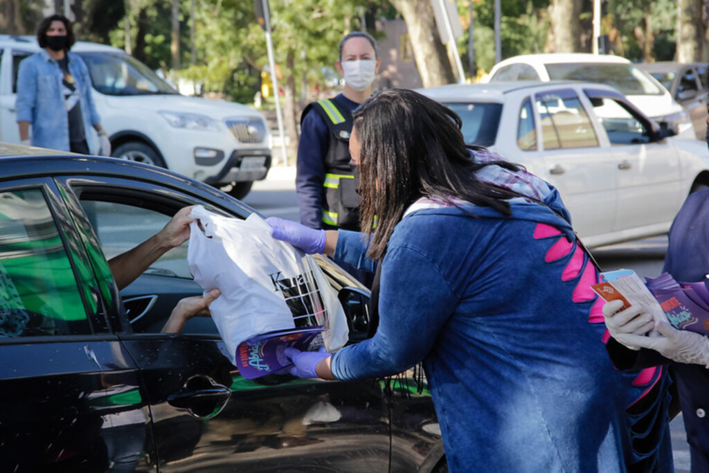Drive thru na Bento facilita doações em Pelotas