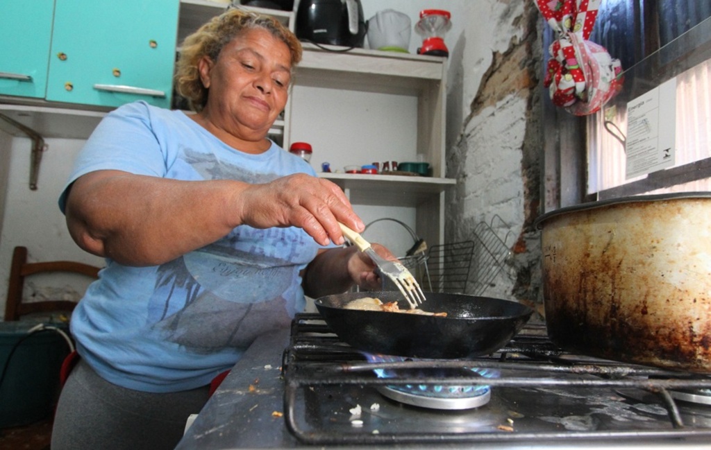 Maria Aparecida trabalhou o dia inteiro para comprar um botijão.