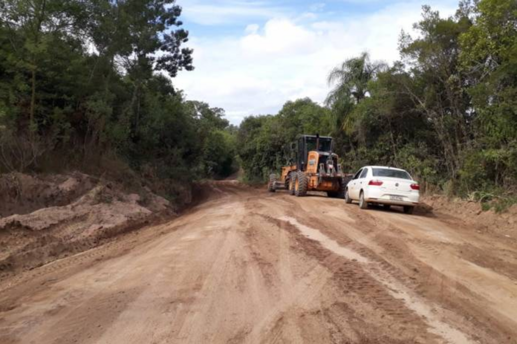 Zona rural recebe manutenção em estradas