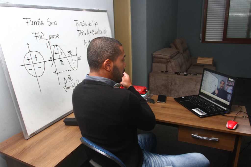 Adiamento do Enem não altera planejamento dos cursos pré-vestibular em Pelotas