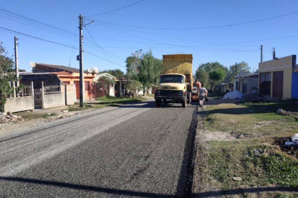 Pavimentação avança na rua Jornalista Guerreiro Vitória