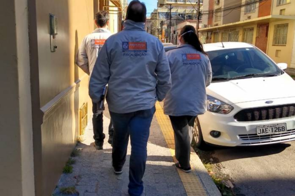 Fiscais percorrem estabelecimentos da área central