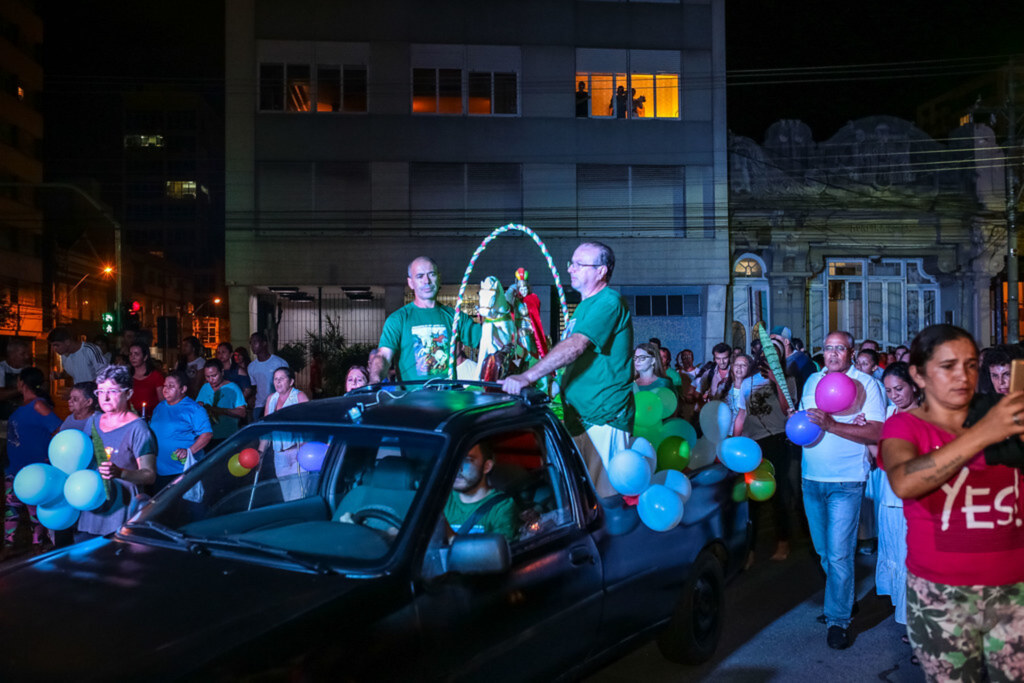 Caminhão com a imagem de São Jorge desfila pelas ruas nesta quinta-feira