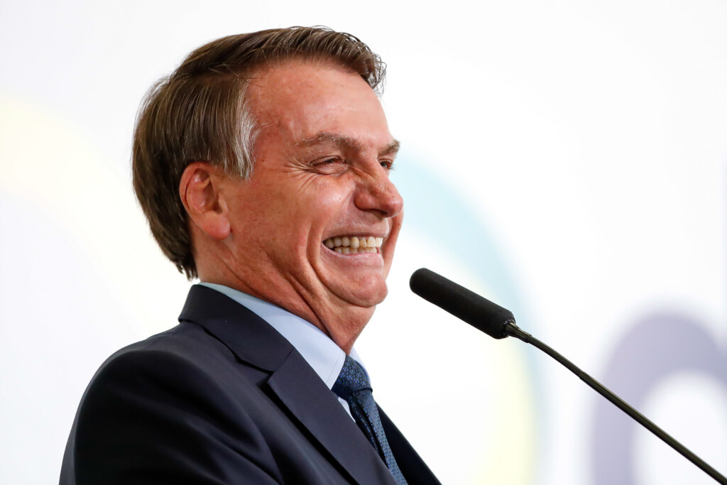 Bolsonaro espera retomada de atividades no país em até quatro meses