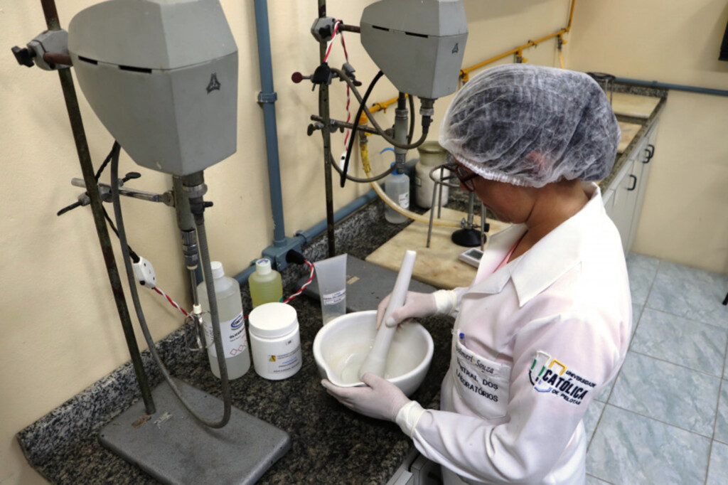 UCPel produz 150 litros de álcool gel em um dia