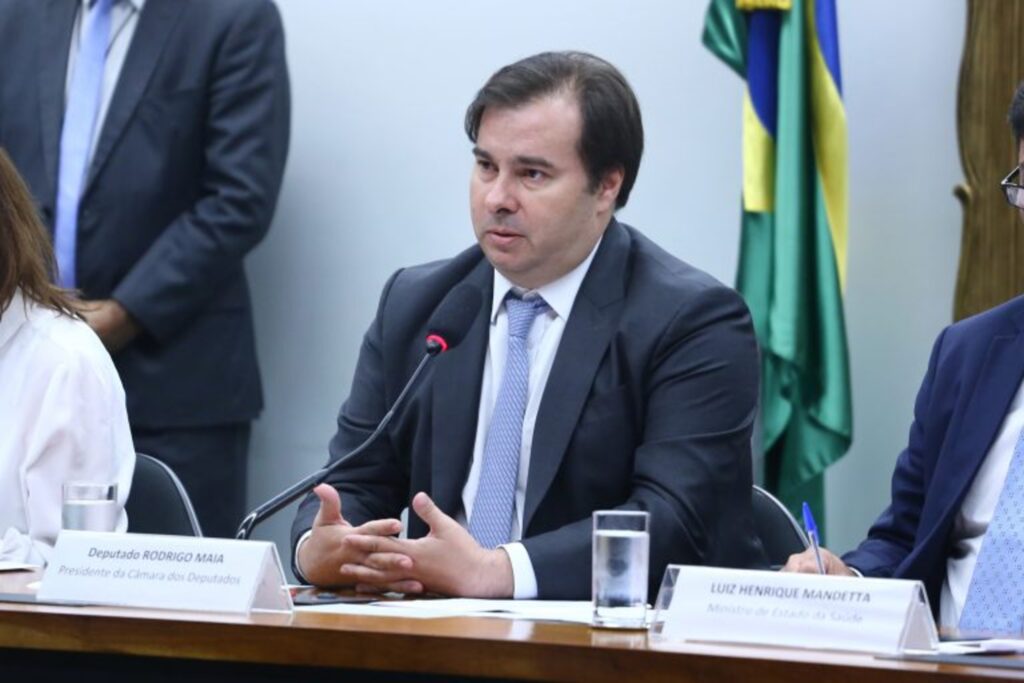 Maia diz que a prioridade é preservar vidas, diluindo o pico de contágio