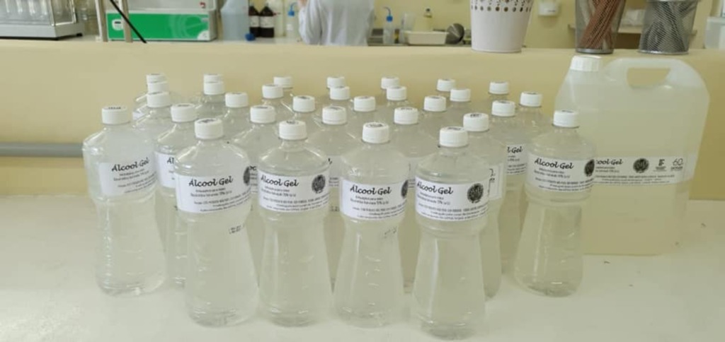 Primeiros 35 litros de álcool em gel da parceria entre instituições de ensino e Refrigerantes Biri são produzidos