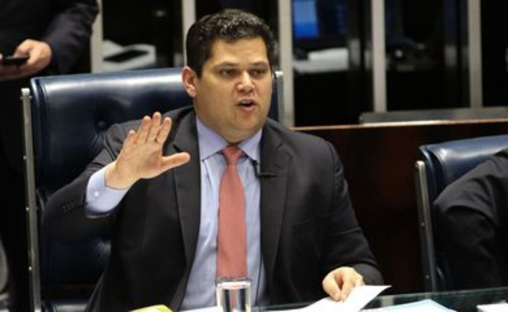 Presidente do Senado Davi Alcolumbre testa positivo para coronavírus