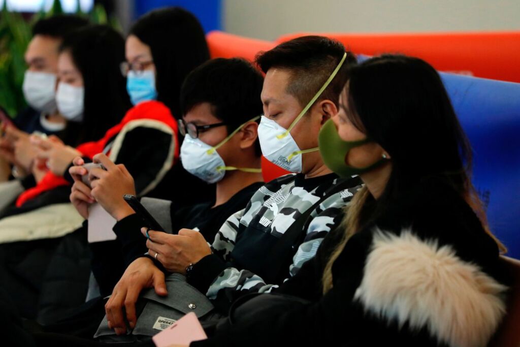 China amplia quarentenas e controle em aeroportos