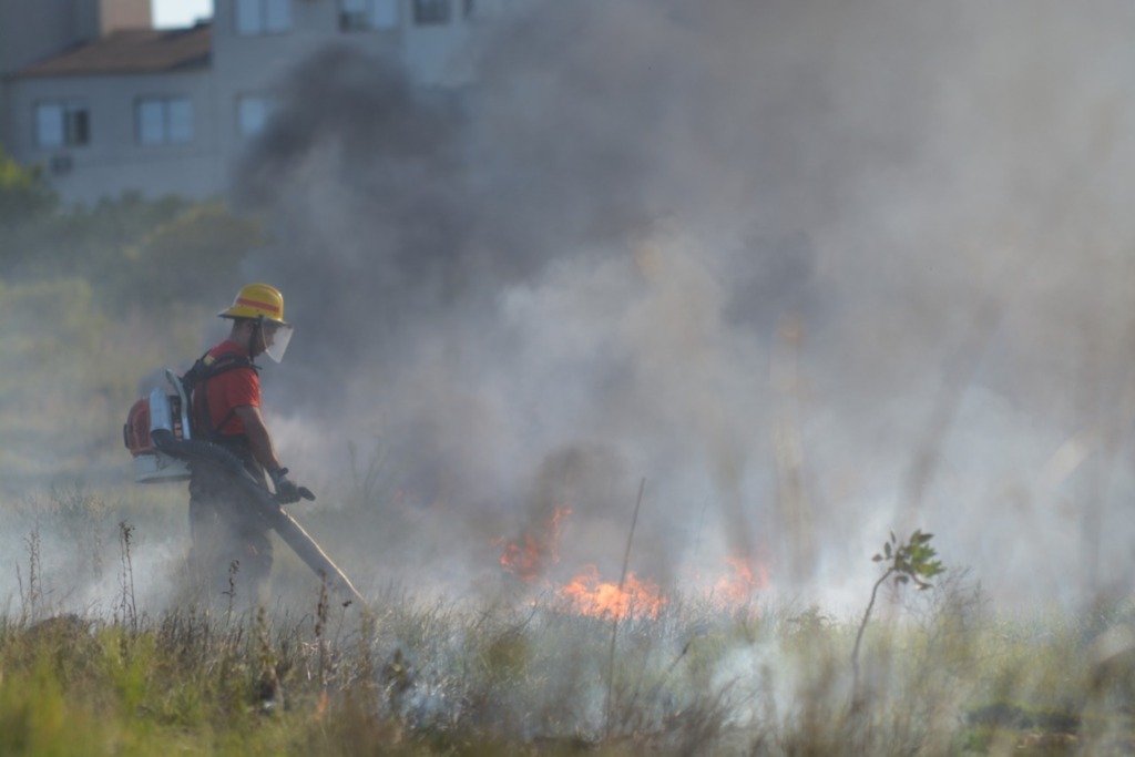 Bombeiros combatem fogo em terreno na São Francisco de Paula