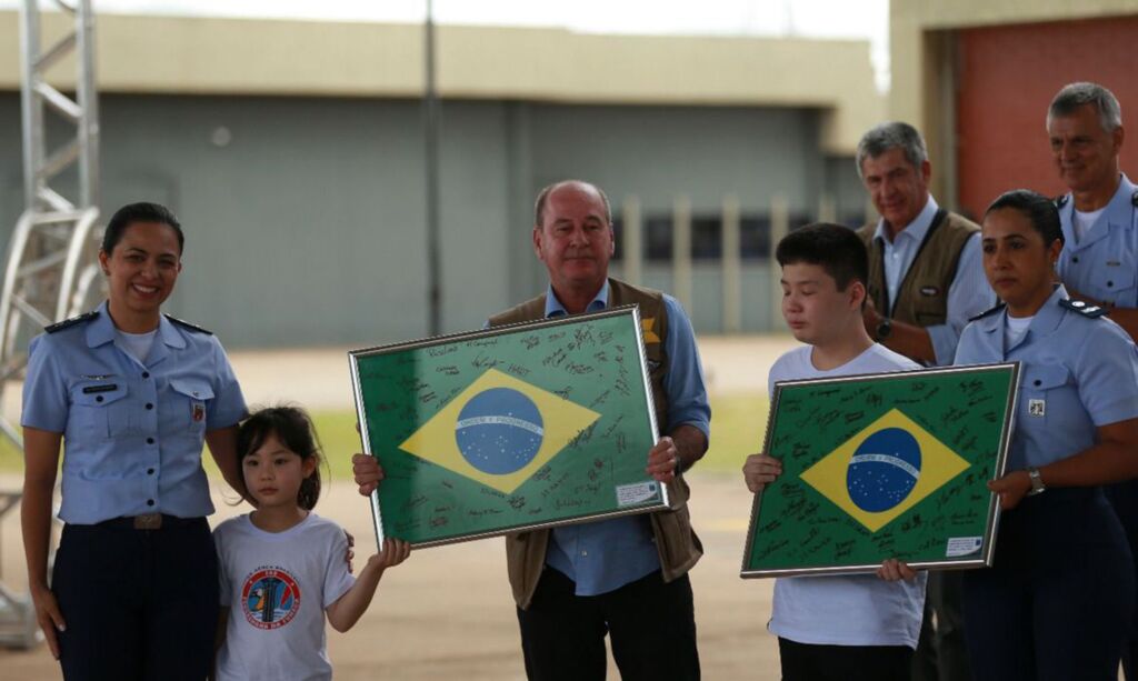 Brasileiros deixam quarentena na Base Aérea de Anápolis