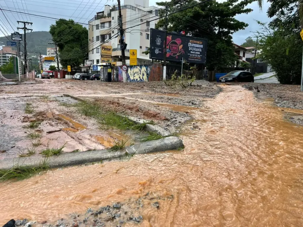  - Rua João Pio Duarte Silva, no bairro Córrego Grande, em Florianópolis — Foto: Fernanda Moro/NSC TV