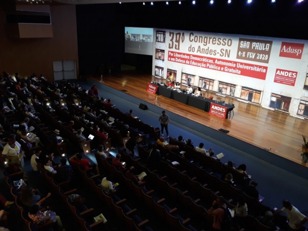 Docentes federais aprovam greve no primeiro semestre
