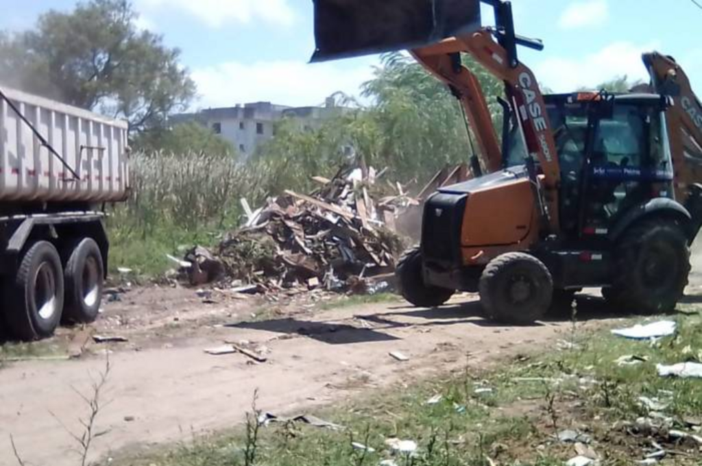 Mutirão recolhe entulhos no Navegantes e no Porto
