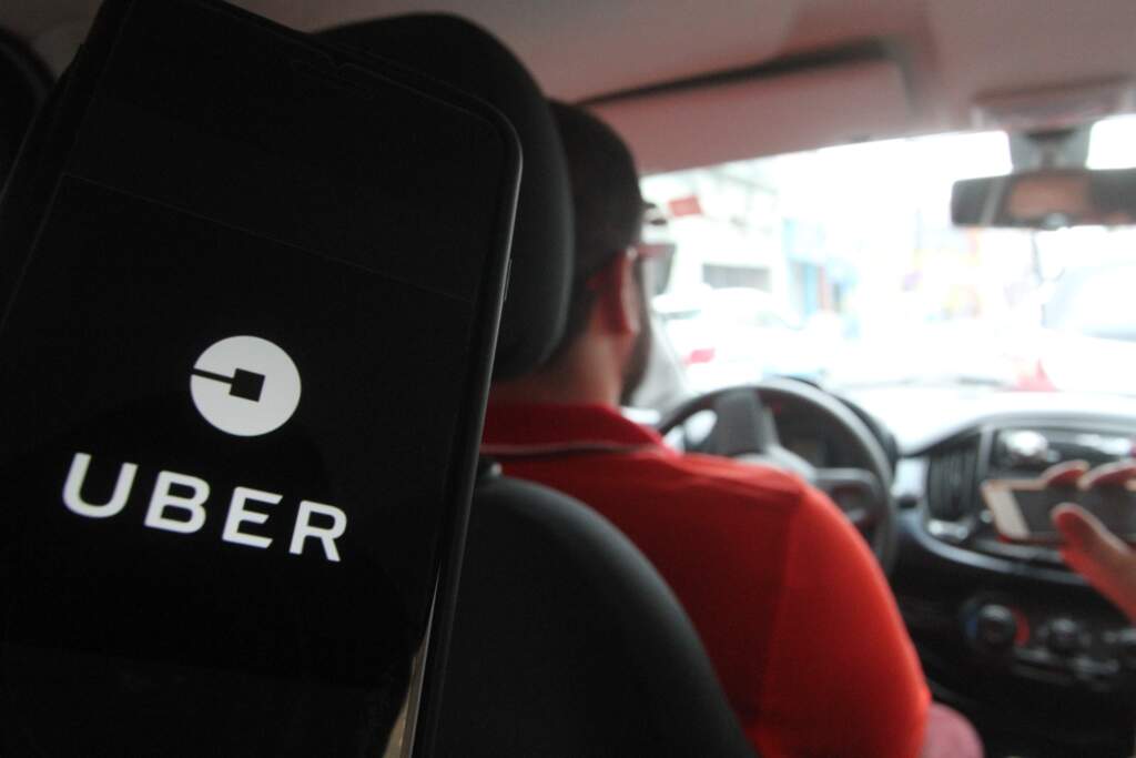 Lei que permitirá regulamentar o transporte por aplicativo segue sem previsão