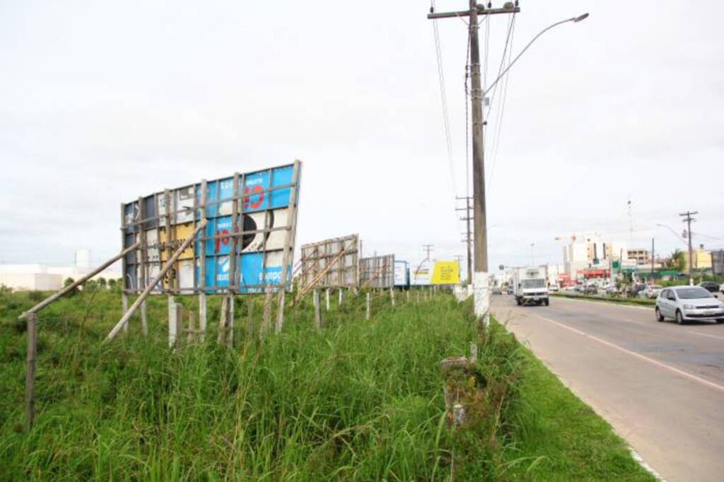 Prefeitura notifica outdoors irregulares