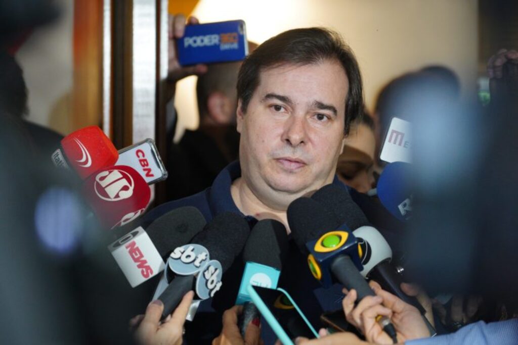 Rodrigo Maia defende reformas tributária e administrativa