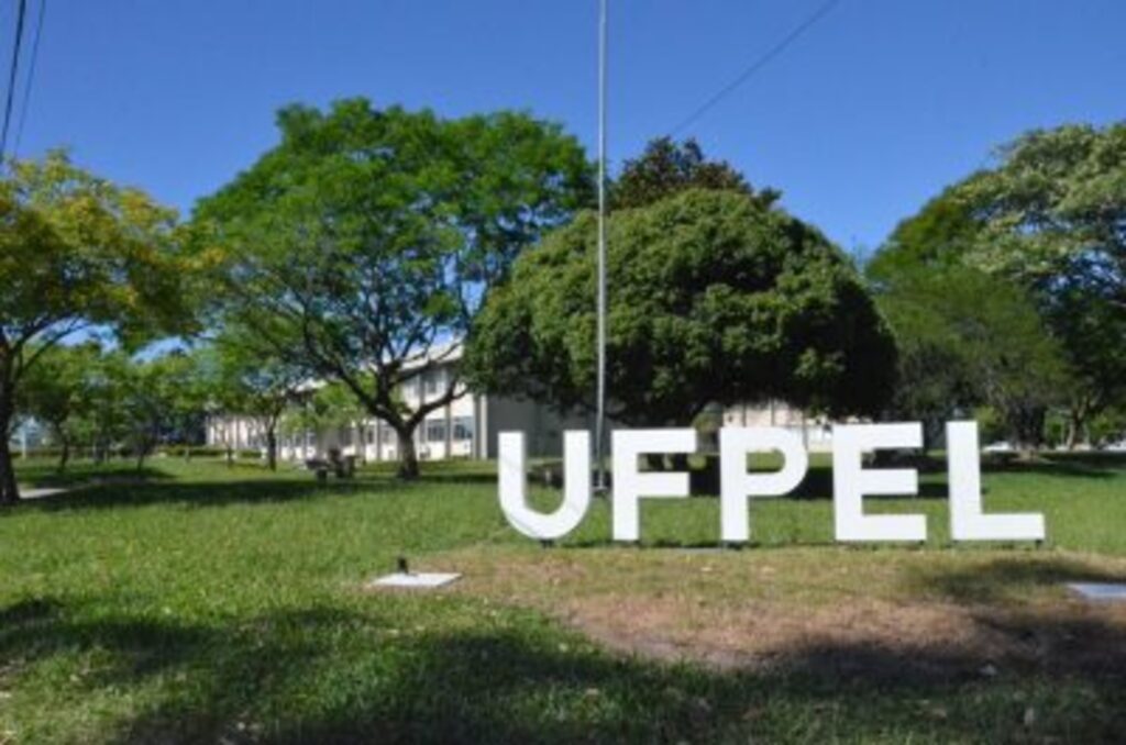 Letreiro “UFPel” é instalado no Campus Capão do Leão