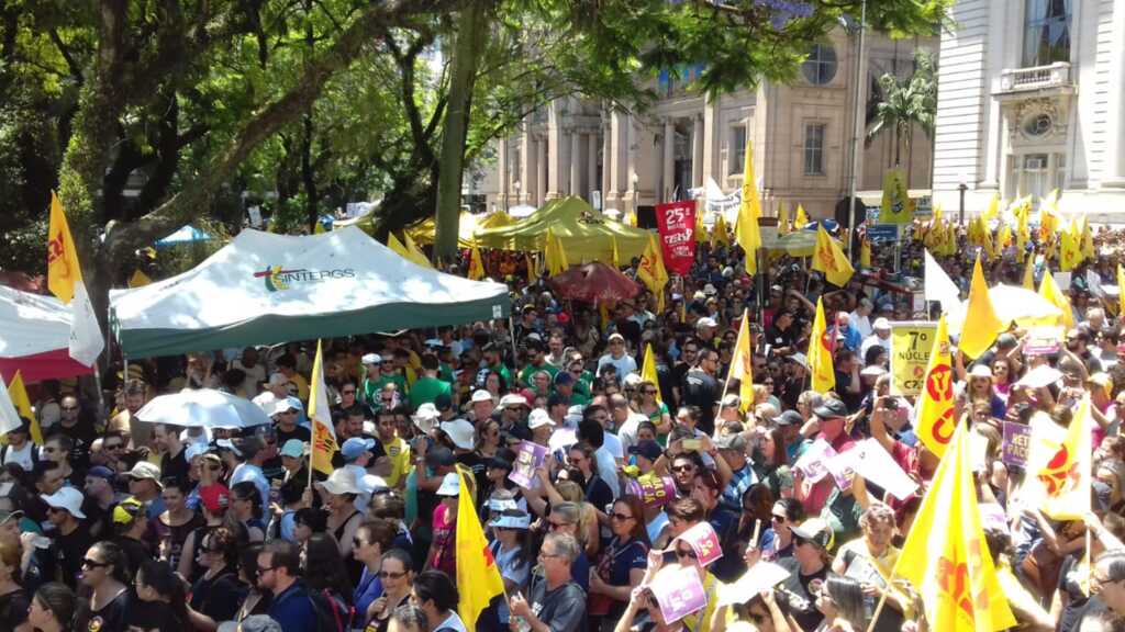 Servidores estaduais em greve voltam a se mobilizar em Porto Alegre