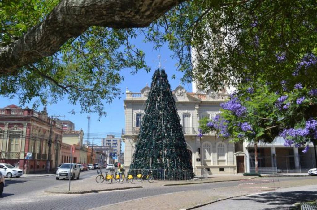 Decoração natalina começa a ser montada na Coronel Pedro Osório