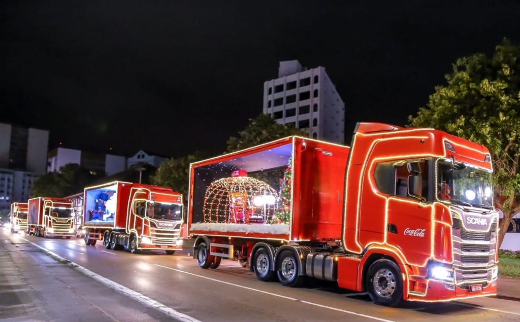 Caravana Iluminada de Natal da Coca-Cola percorre as ruas de Pelotas neste sábado